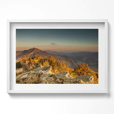 Kép keretben Hegyek naplementében sziklák között