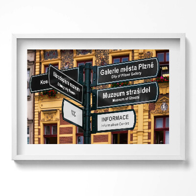 Kép keretben Többirányú utca- és információs táblák