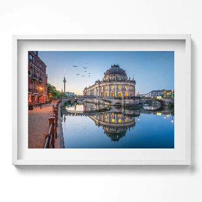 Kép keretben Tükörkép egy épületről