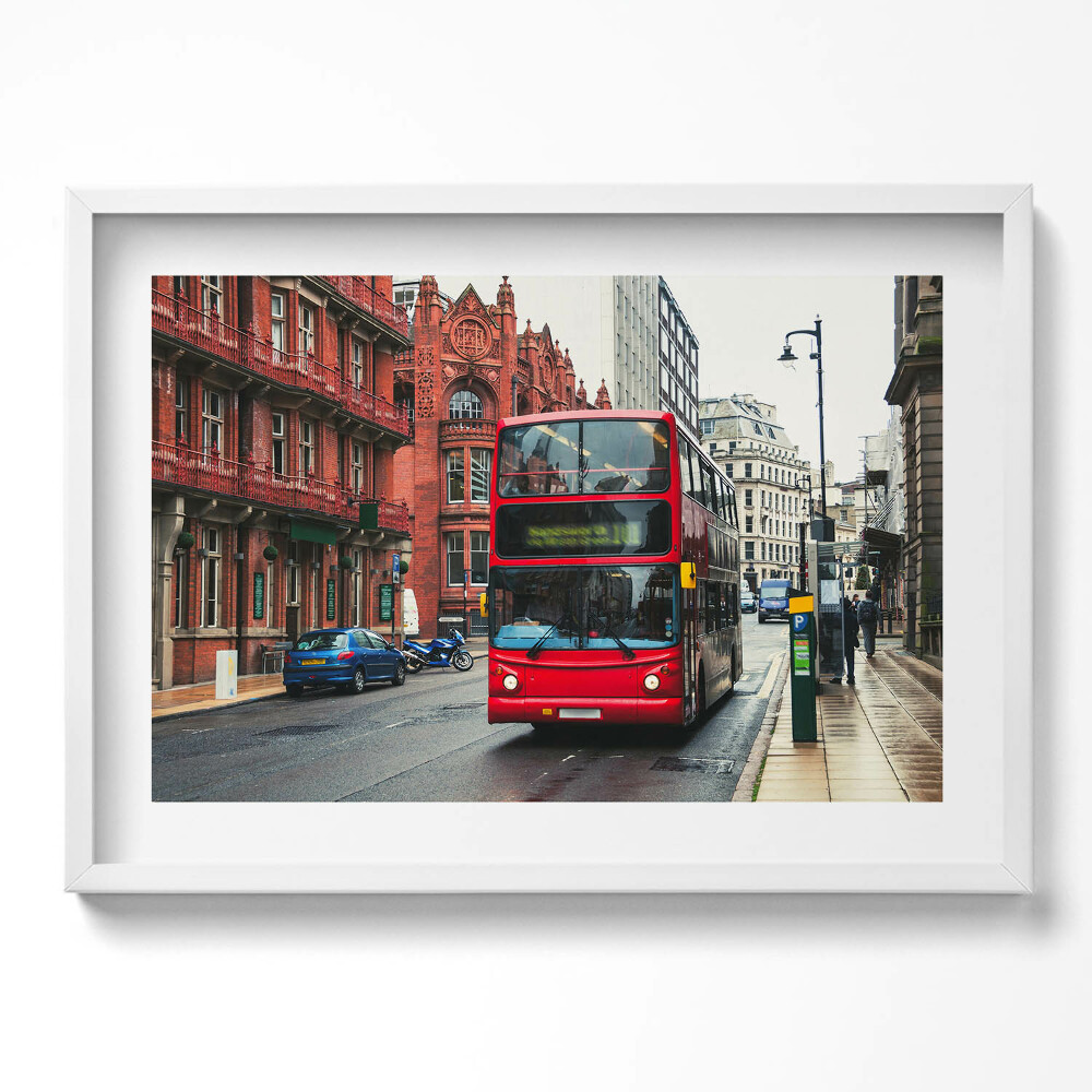 Kép keretben Piros emeletes busz városi tájban