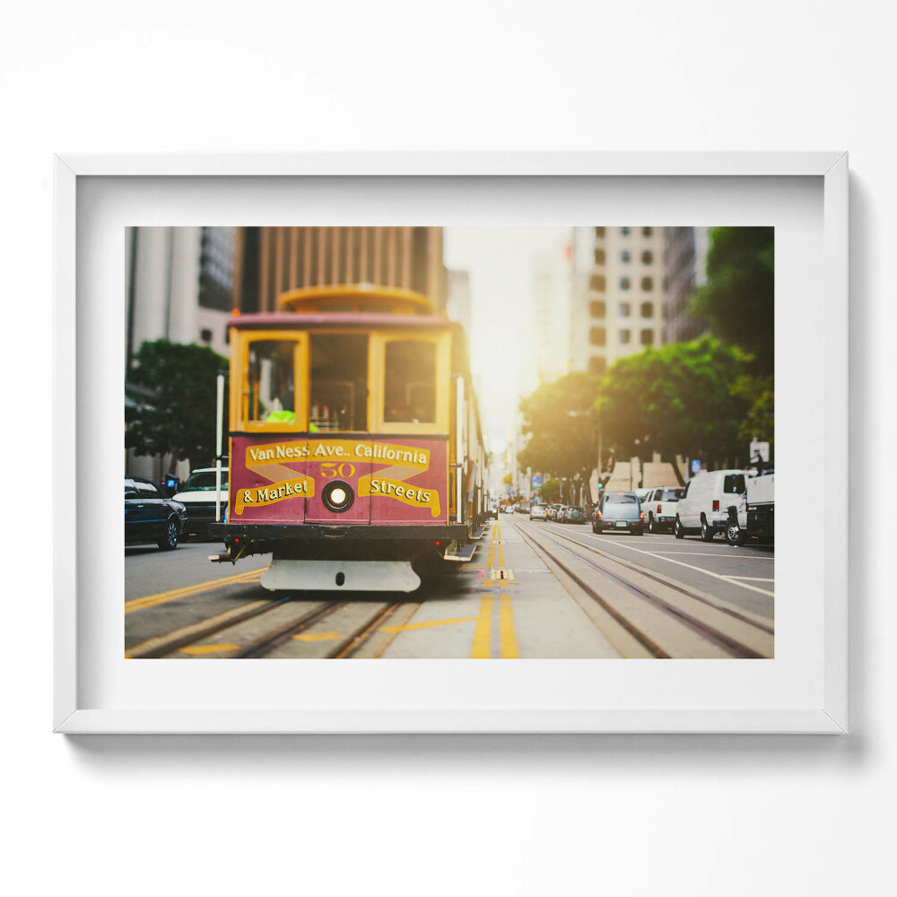 Kép keretben Városi villamos a napsütésben