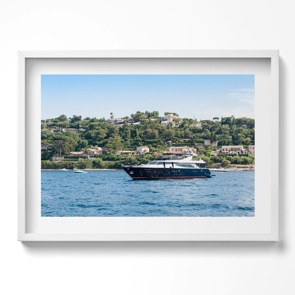 Kép keretben Jacht a tengerparti táj előtt