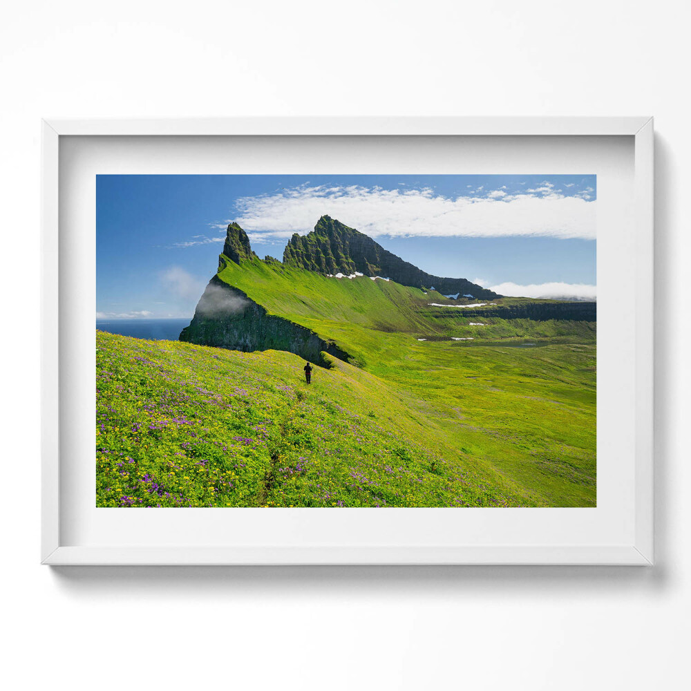 Kép keretben Zöld dombok hegyek felhők