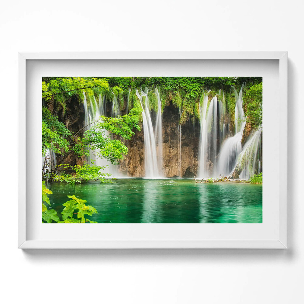 Kép keretben Zöldellő vízesés és tó