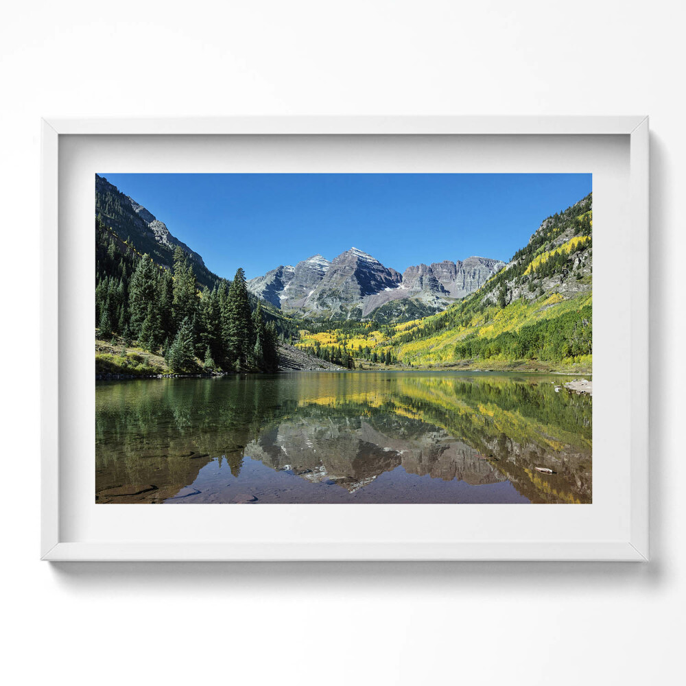 Kép keretben Hegyek és tükörképe a vízben