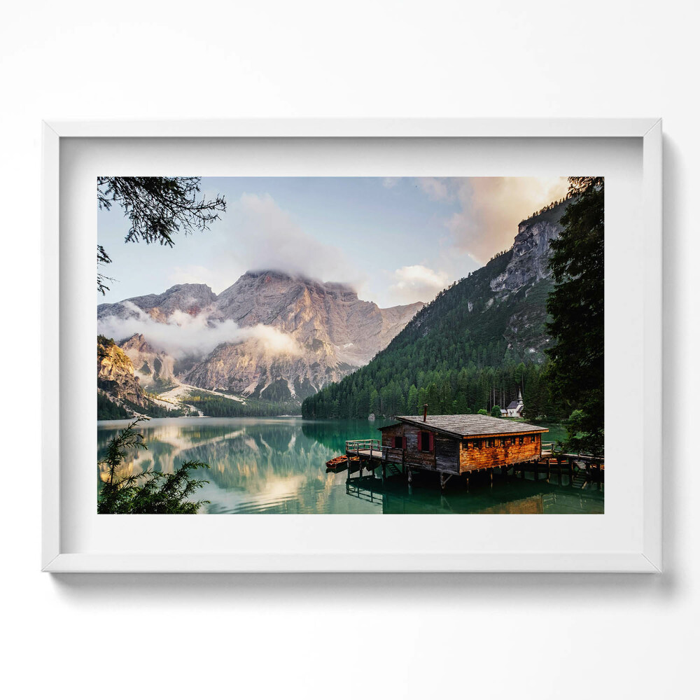 Kép keretben Tóparti faház hegyekkel