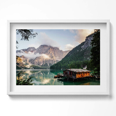 Kép keretben Tóparti faház hegyekkel