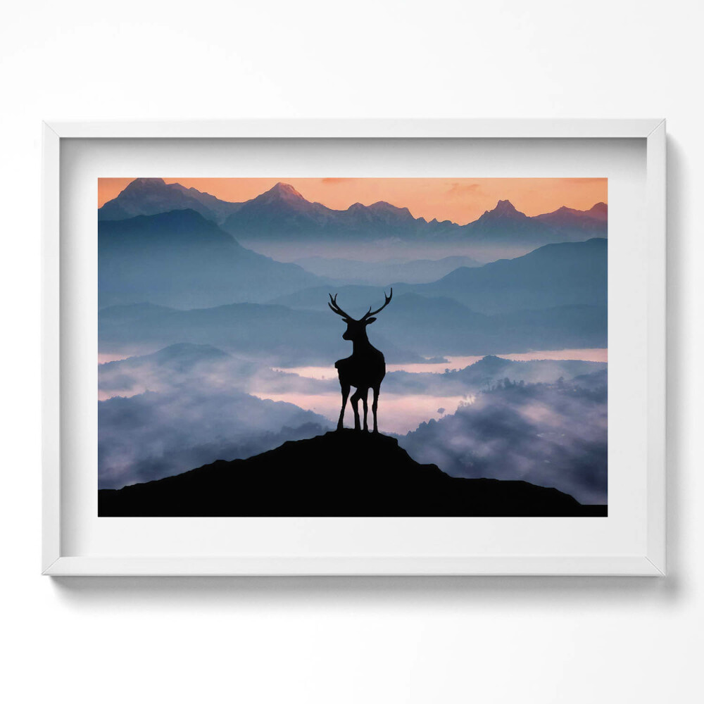 Kép keretben Szarvas a hegyekben naplementében