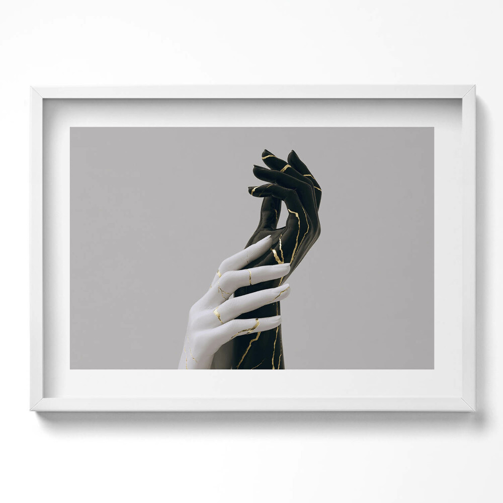 Kép keretben Két kéz ellentétes színekben