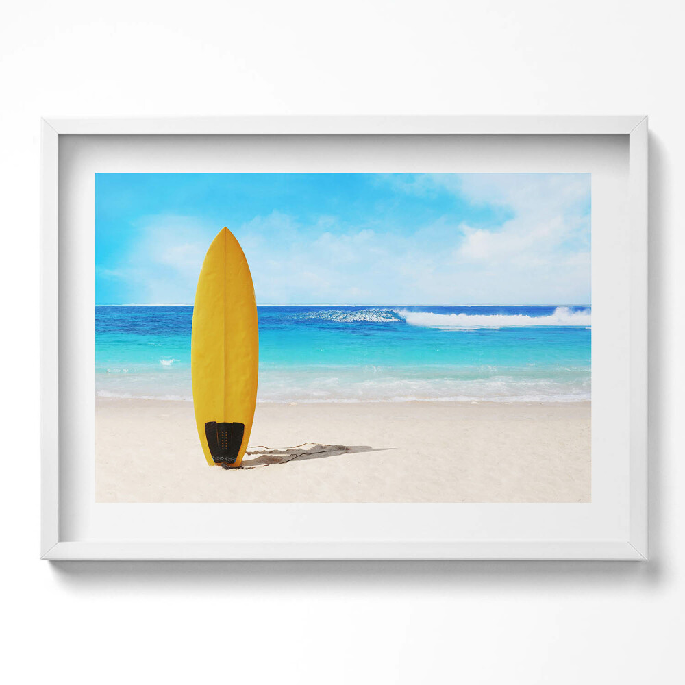 Kép keretben Sárga szörfdeszka a tengerparton