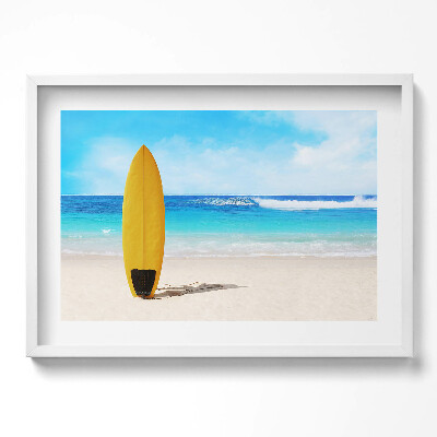 Kép keretben Sárga szörfdeszka a tengerparton