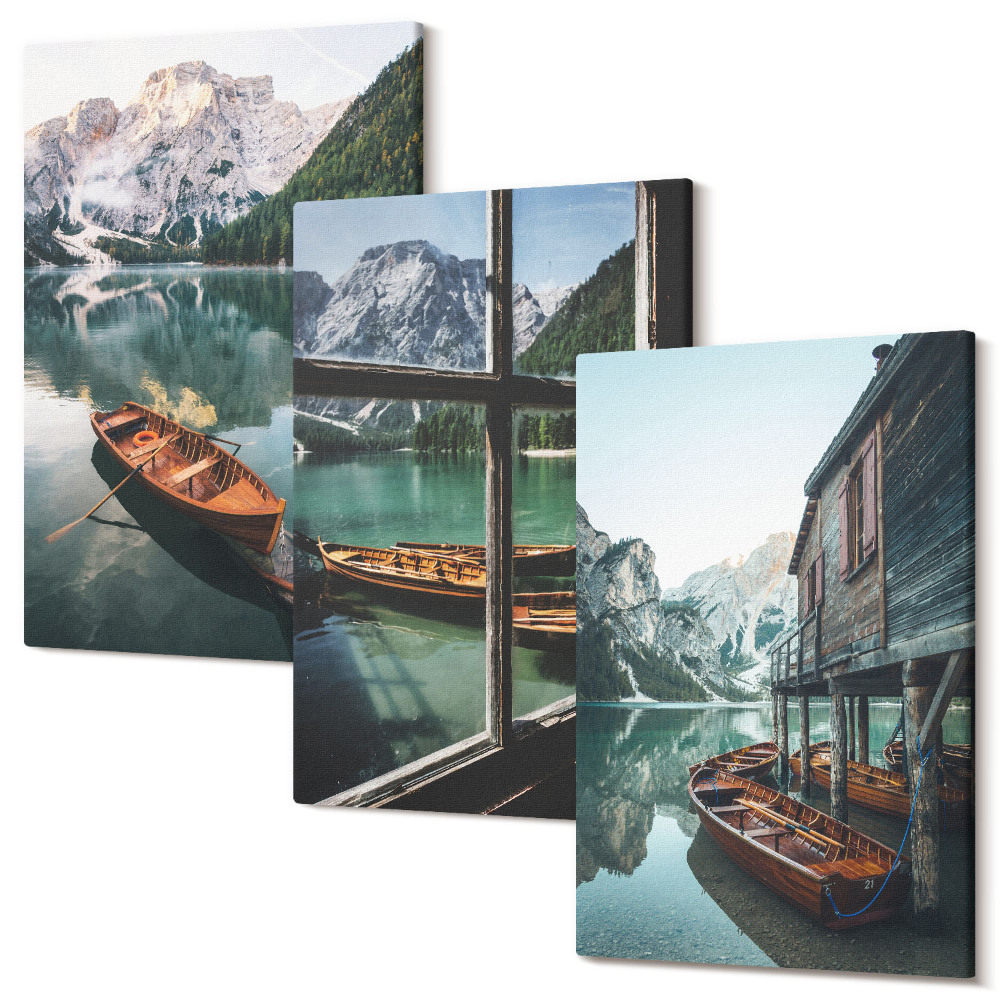 Háromrészes vászonkép szett Kilátás egy hegyi tóra csónakokkal és egy házzal a víz mellett