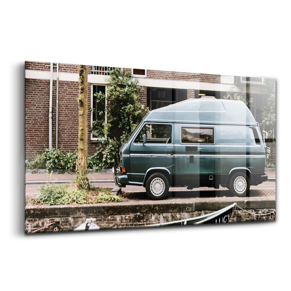 Üvegkép Furgon a téglaépületek mellett