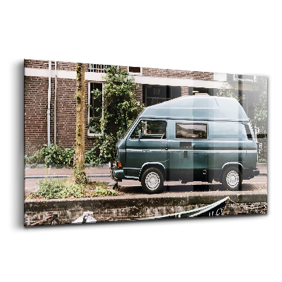 Üvegkép Furgon a téglaépületek mellett