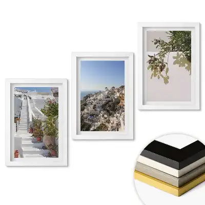 Santorini festői kilátásával díszített keretezett képszett fehér keretben